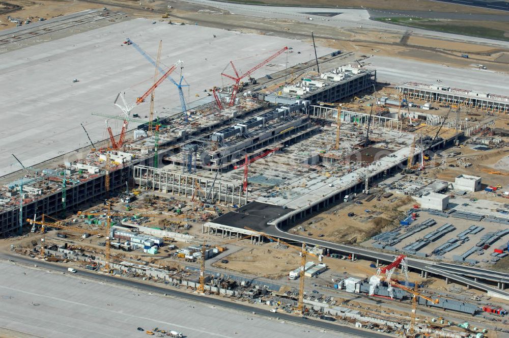 Aerial image Schönefeld - Blick auf die Baustelle des neuen Fern- und S-Bahnhofes der Deutschen Bahn sowie das neue Terminal mit Vorfeld auf der Großbaustelle BBI (SXF) Flughafen Berlin-Schönefeld. Ausführende Firmen: Hochtief AG; EUROVIA Beton; PORR; BERGER Bau; Kark Weiss; Matthai; Schäler Bau Berlin GmbH; STRABAG; MAX BÖGL