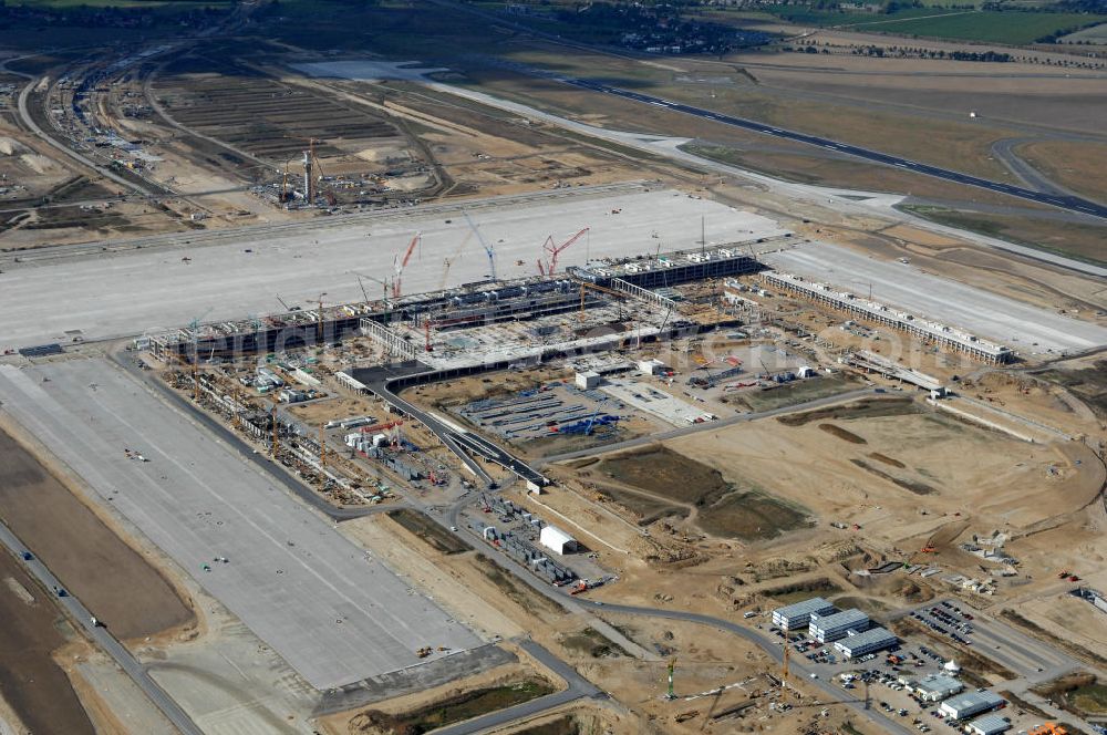 Schönefeld from above - Blick auf die Baustelle des neuen Fern- und S-Bahnhofes der Deutschen Bahn sowie das neue Terminal mit Vorfeld auf der Großbaustelle BBI (SXF) Flughafen Berlin-Schönefeld. Ausführende Firmen: Hochtief AG; EUROVIA Beton; PORR; BERGER Bau; Kark Weiss; Matthai; Schäler Bau Berlin GmbH; STRABAG; MAX BÖGL