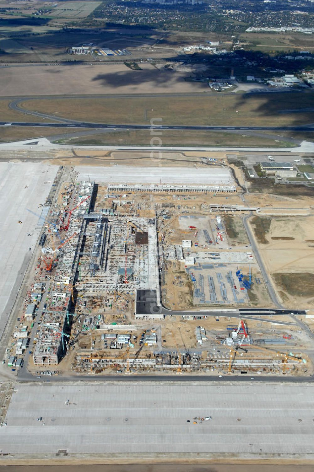 Aerial image Schönefeld - Blick auf die Baustelle des neuen Fern- und S-Bahnhofes der Deutschen Bahn sowie das neue Terminal mit Vorfeld auf der Großbaustelle BBI (SXF) Flughafen Berlin-Schönefeld. Ausführende Firmen: Hochtief AG; EUROVIA Beton; PORR; BERGER Bau; Kark Weiss; Matthai; Schäler Bau Berlin GmbH; STRABAG; MAX BÖGL