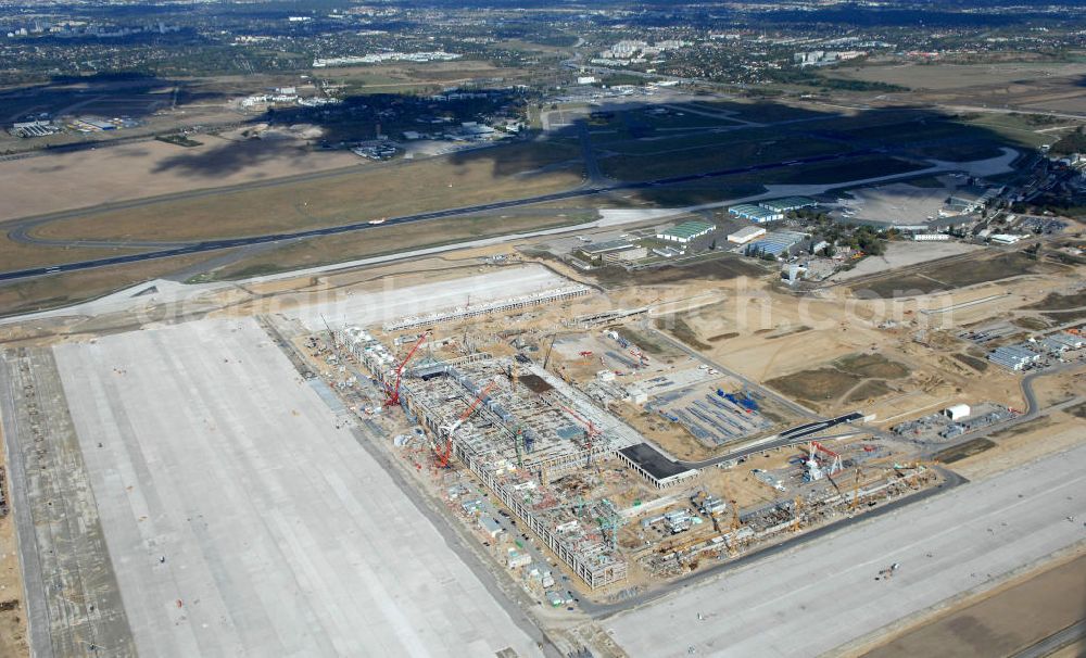 Aerial photograph Schönefeld - Blick auf die Baustelle des neuen Fern- und S-Bahnhofes der Deutschen Bahn sowie das neue Terminal mit Vorfeld auf der Großbaustelle BBI (SXF) Flughafen Berlin-Schönefeld. Ausführende Firmen: Hochtief AG; EUROVIA Beton; PORR; BERGER Bau; Kark Weiss; Matthai; Schäler Bau Berlin GmbH; STRABAG; MAX BÖGL