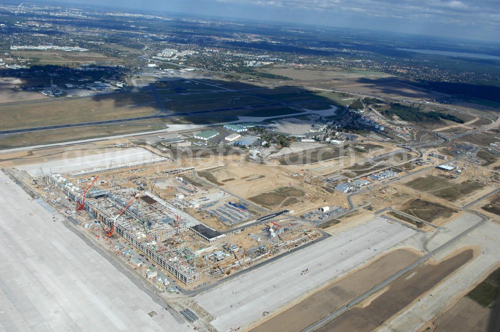 Schönefeld from above - Blick auf die Baustelle des neuen Fern- und S-Bahnhofes der Deutschen Bahn sowie das neue Terminal mit Vorfeld auf der Großbaustelle BBI (SXF) Flughafen Berlin-Schönefeld. Ausführende Firmen: Hochtief AG; EUROVIA Beton; PORR; BERGER Bau; Kark Weiss; Matthai; Schäler Bau Berlin GmbH; STRABAG; MAX BÖGL