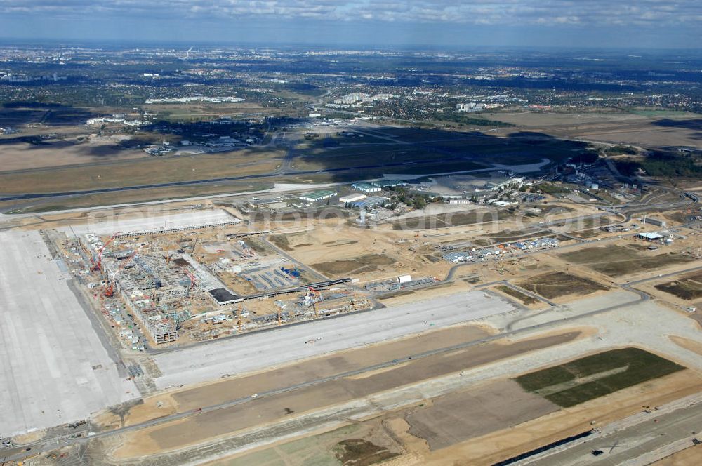 Aerial image Schönefeld - Blick auf die Baustelle des neuen Fern- und S-Bahnhofes der Deutschen Bahn sowie das neue Terminal mit Vorfeld auf der Großbaustelle BBI (SXF) Flughafen Berlin-Schönefeld. Ausführende Firmen: Hochtief AG; EUROVIA Beton; PORR; BERGER Bau; Kark Weiss; Matthai; Schäler Bau Berlin GmbH; STRABAG; MAX BÖGL