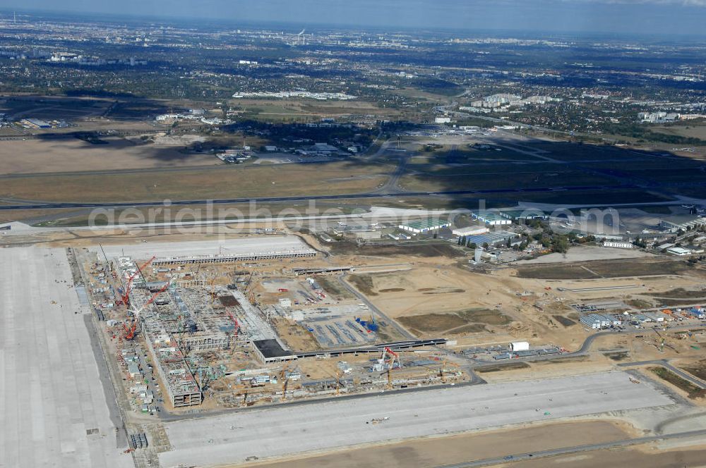 Aerial photograph Schönefeld - Blick auf die Baustelle des neuen Fern- und S-Bahnhofes der Deutschen Bahn sowie das neue Terminal mit Vorfeld auf der Großbaustelle BBI (SXF) Flughafen Berlin-Schönefeld. Ausführende Firmen: Hochtief AG; EUROVIA Beton; PORR; BERGER Bau; Kark Weiss; Matthai; Schäler Bau Berlin GmbH; STRABAG; MAX BÖGL