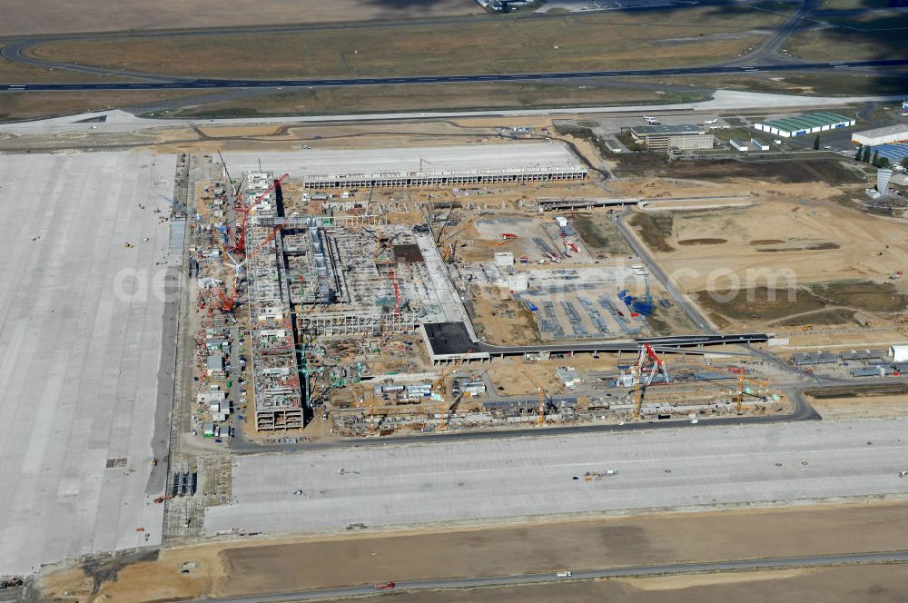 Schönefeld from above - Blick auf die Baustelle des neuen Fern- und S-Bahnhofes der Deutschen Bahn sowie das neue Terminal mit Vorfeld auf der Großbaustelle BBI (SXF) Flughafen Berlin-Schönefeld. Ausführende Firmen: Hochtief AG; EUROVIA Beton; PORR; BERGER Bau; Kark Weiss; Matthai; Schäler Bau Berlin GmbH; STRABAG; MAX BÖGL