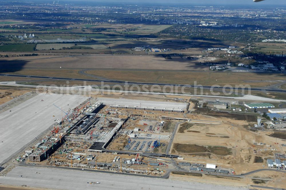 Aerial image Schönefeld - Blick auf die Baustelle des neuen Fern- und S-Bahnhofes der Deutschen Bahn sowie das neue Terminal mit Vorfeld auf der Großbaustelle BBI (SXF) Flughafen Berlin-Schönefeld. Ausführende Firmen: Hochtief AG; EUROVIA Beton; PORR; BERGER Bau; Kark Weiss; Matthai; Schäler Bau Berlin GmbH; STRABAG; MAX BÖGL