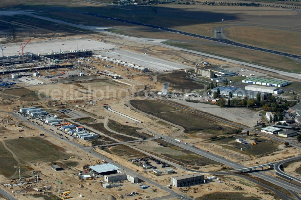 Aerial photograph Schönefeld - Blick auf die Baustelle des neuen Fern- und S-Bahnhofes der Deutschen Bahn sowie das neue Terminal mit Vorfeld auf der Großbaustelle BBI (SXF) Flughafen Berlin-Schönefeld. Ausführende Firmen: Hochtief AG; EUROVIA Beton; PORR; BERGER Bau; Kark Weiss; Matthai; Schäler Bau Berlin GmbH; STRABAG; MAX BÖGL