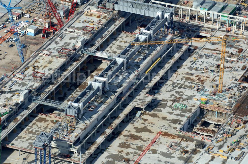 Schönefeld from above - Blick auf die Baustelle des neuen Fern- und S-Bahnhofes der Deutschen Bahn sowie das neue Terminal mit Vorfeld auf der Großbaustelle BBI (SXF) Flughafen Berlin-Schönefeld. Ausführende Firmen: Hochtief AG; EUROVIA Beton; PORR; BERGER Bau; Kark Weiss; Matthai; Schäler Bau Berlin GmbH; STRABAG; MAX BÖGL