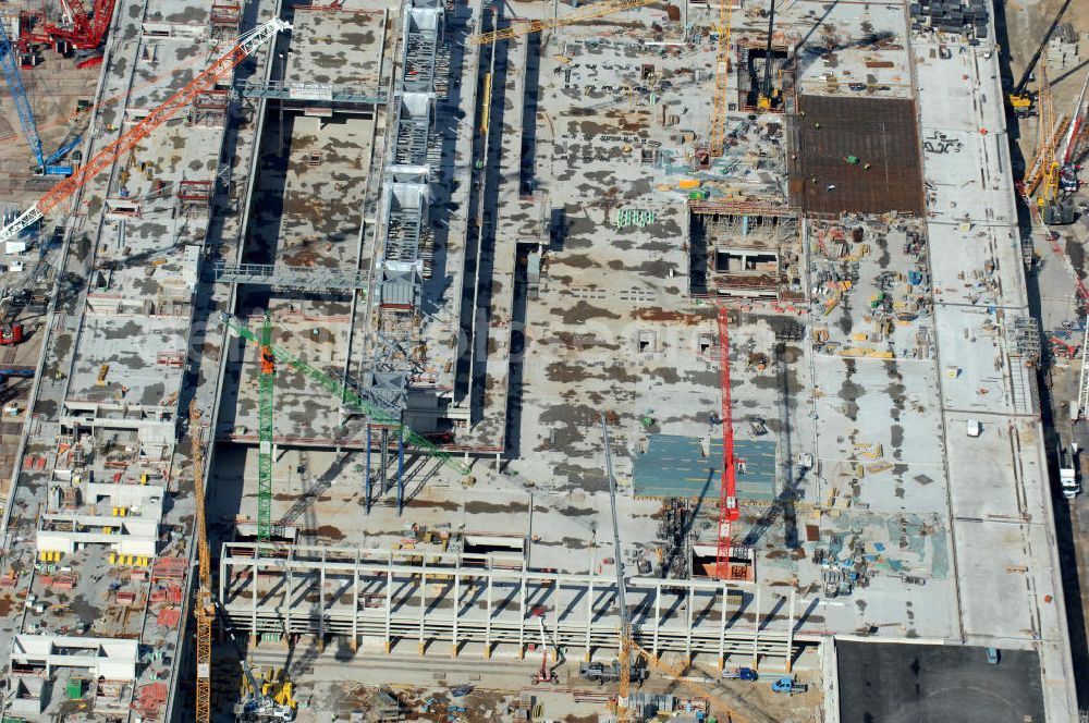 Aerial image Schönefeld - Blick auf die Baustelle des neuen Fern- und S-Bahnhofes der Deutschen Bahn sowie das neue Terminal mit Vorfeld auf der Großbaustelle BBI (SXF) Flughafen Berlin-Schönefeld. Ausführende Firmen: Hochtief AG; EUROVIA Beton; PORR; BERGER Bau; Kark Weiss; Matthai; Schäler Bau Berlin GmbH; STRABAG; MAX BÖGL