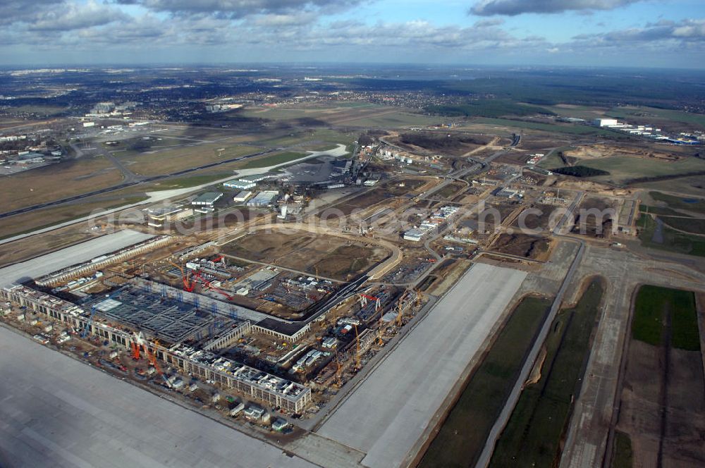 Aerial image Schönefeld - Blick auf die Baustelle des neuen Fern- und S-Bahnhofes der Deutschen Bahn sowie das neue Terminal mit Vorfeld auf der Großbaustelle BBI (SXF) Flughafen Berlin-Schönefeld. Ausführende Firmen: Hochtief AG; EUROVIA Beton; PORR; BERGER Bau; Karl Weiss; Matthai; Schäler Bau Berlin GmbH; STRABAG; MAX BÖGL