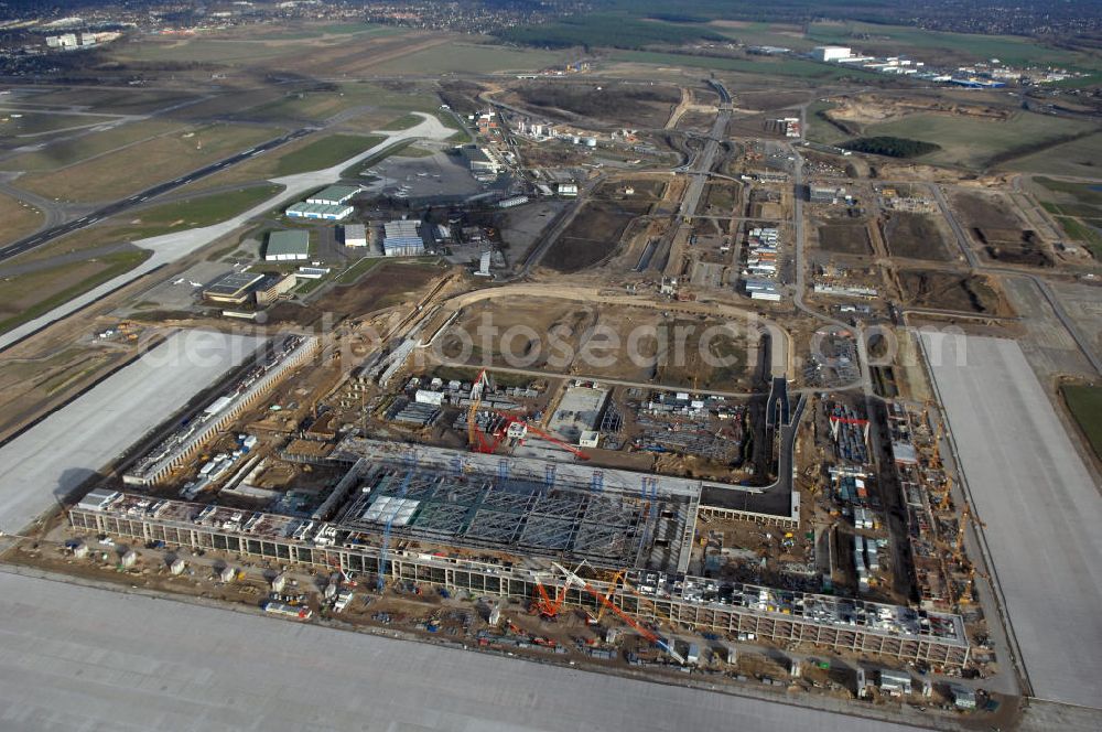 Aerial photograph Schönefeld - Blick auf die Baustelle des neuen Fern- und S-Bahnhofes der Deutschen Bahn sowie das neue Terminal mit Vorfeld auf der Großbaustelle BBI (SXF) Flughafen Berlin-Schönefeld. Ausführende Firmen: Hochtief AG; EUROVIA Beton; PORR; BERGER Bau; Karl Weiss; Matthai; Schäler Bau Berlin GmbH; STRABAG; MAX BÖGL