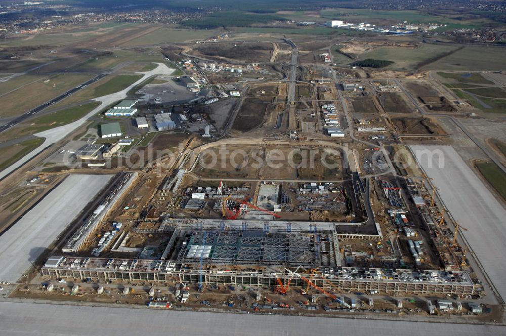 Schönefeld from above - Blick auf die Baustelle des neuen Fern- und S-Bahnhofes der Deutschen Bahn sowie das neue Terminal mit Vorfeld auf der Großbaustelle BBI (SXF) Flughafen Berlin-Schönefeld. Ausführende Firmen: Hochtief AG; EUROVIA Beton; PORR; BERGER Bau; Karl Weiss; Matthai; Schäler Bau Berlin GmbH; STRABAG; MAX BÖGL