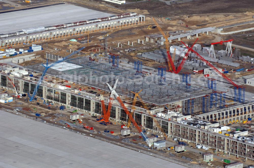 Aerial image Schönefeld - Blick auf die Baustelle des neuen Fern- und S-Bahnhofes der Deutschen Bahn sowie das neue Terminal mit Vorfeld auf der Großbaustelle BBI (SXF) Flughafen Berlin-Schönefeld. Ausführende Firmen: Hochtief AG; EUROVIA Beton; PORR; BERGER Bau; Karl Weiss; Matthai; Schäler Bau Berlin GmbH; STRABAG; MAX BÖGL