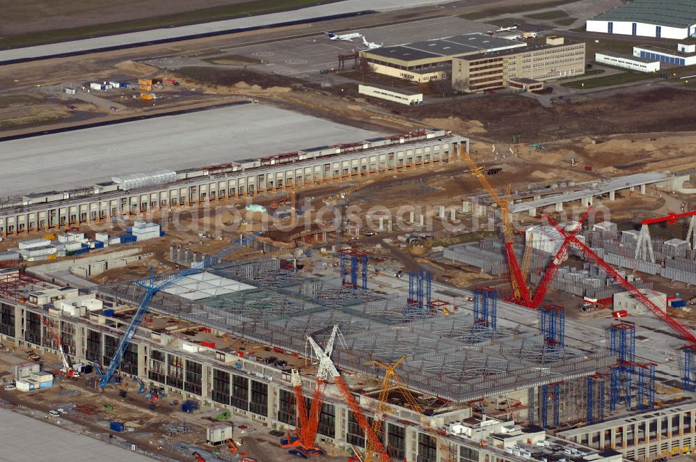 Aerial photograph Schönefeld - Blick auf die Baustelle des neuen Fern- und S-Bahnhofes der Deutschen Bahn sowie das neue Terminal mit Vorfeld auf der Großbaustelle BBI (SXF) Flughafen Berlin-Schönefeld. Ausführende Firmen: Hochtief AG; EUROVIA Beton; PORR; BERGER Bau; Karl Weiss; Matthai; Schäler Bau Berlin GmbH; STRABAG; MAX BÖGL