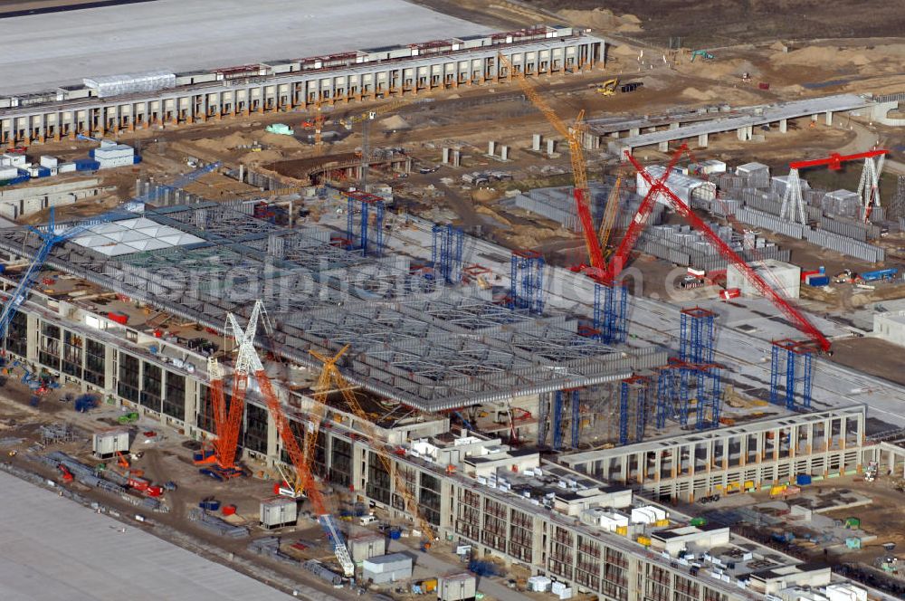 Schönefeld from above - Blick auf die Baustelle des neuen Fern- und S-Bahnhofes der Deutschen Bahn sowie das neue Terminal mit Vorfeld auf der Großbaustelle BBI (SXF) Flughafen Berlin-Schönefeld. Ausführende Firmen: Hochtief AG; EUROVIA Beton; PORR; BERGER Bau; Karl Weiss; Matthai; Schäler Bau Berlin GmbH; STRABAG; MAX BÖGL