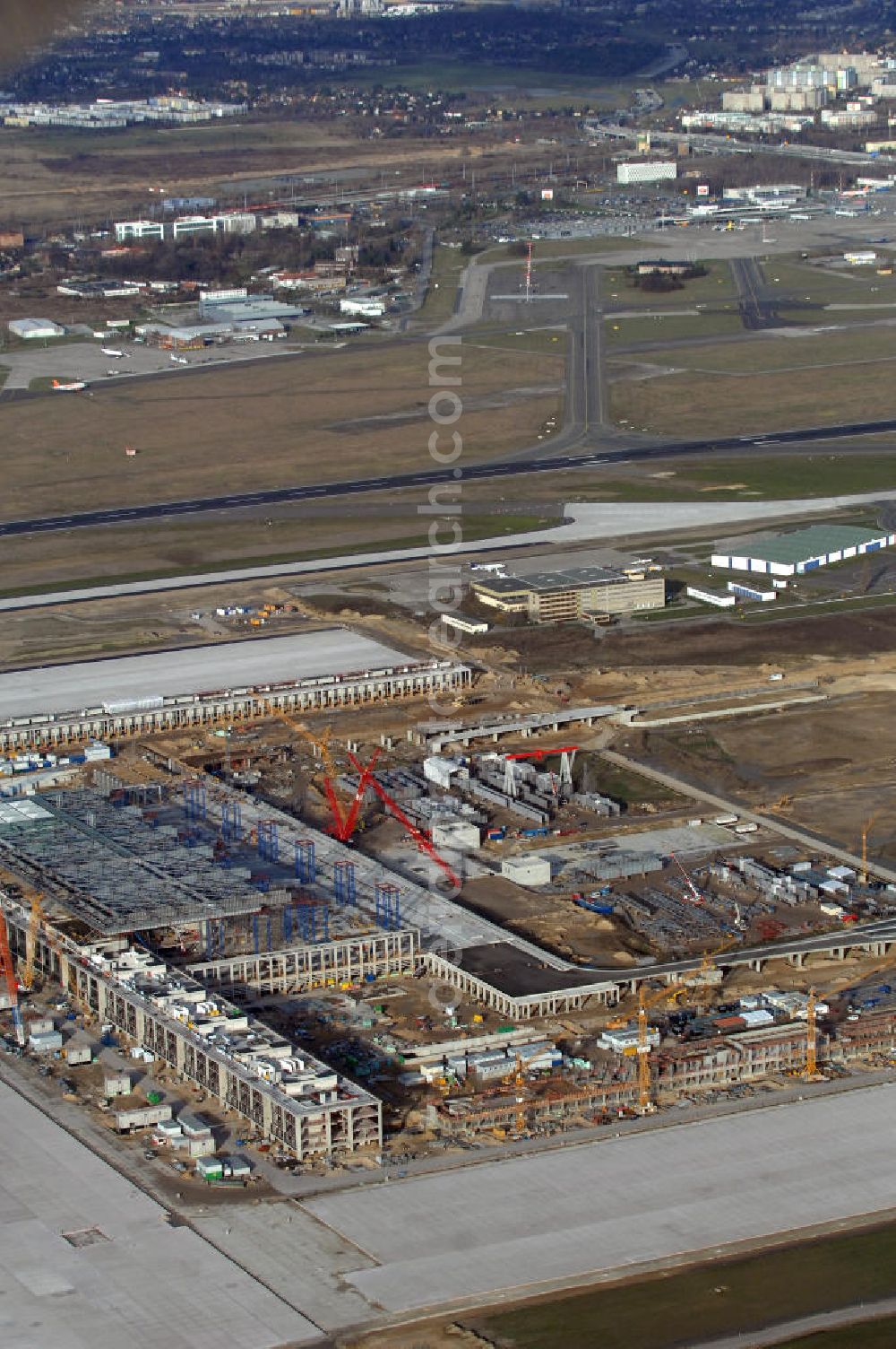 Aerial image Schönefeld - Blick auf die Baustelle des neuen Fern- und S-Bahnhofes der Deutschen Bahn sowie das neue Terminal mit Vorfeld auf der Großbaustelle BBI (SXF) Flughafen Berlin-Schönefeld. Ausführende Firmen: Hochtief AG; EUROVIA Beton; PORR; BERGER Bau; Karl Weiss; Matthai; Schäler Bau Berlin GmbH; STRABAG; MAX BÖGL