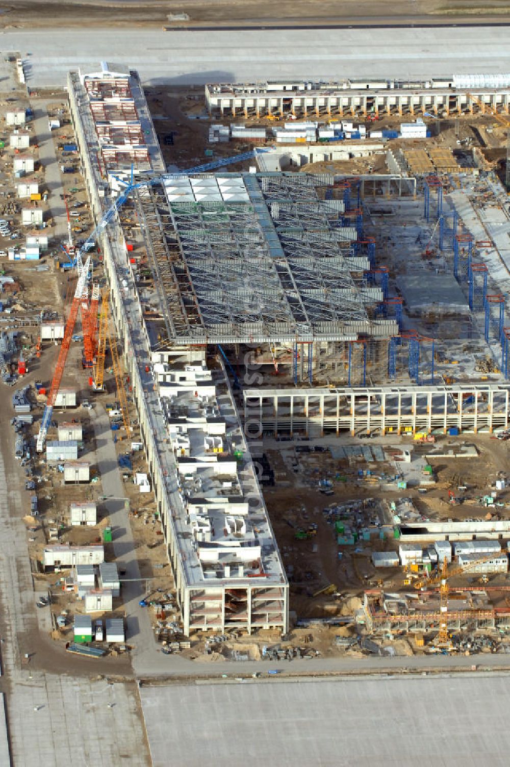 Schönefeld from above - Blick auf die Baustelle des neuen Fern- und S-Bahnhofes der Deutschen Bahn sowie das neue Terminal mit Vorfeld auf der Großbaustelle BBI (SXF) Flughafen Berlin-Schönefeld. Ausführende Firmen: Hochtief AG; EUROVIA Beton; PORR; BERGER Bau; Karl Weiss; Matthai; Schäler Bau Berlin GmbH; STRABAG; MAX BÖGL