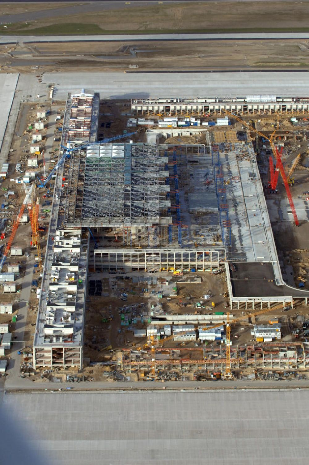 Aerial image Schönefeld - Blick auf die Baustelle des neuen Fern- und S-Bahnhofes der Deutschen Bahn sowie das neue Terminal mit Vorfeld auf der Großbaustelle BBI (SXF) Flughafen Berlin-Schönefeld. Ausführende Firmen: Hochtief AG; EUROVIA Beton; PORR; BERGER Bau; Karl Weiss; Matthai; Schäler Bau Berlin GmbH; STRABAG; MAX BÖGL