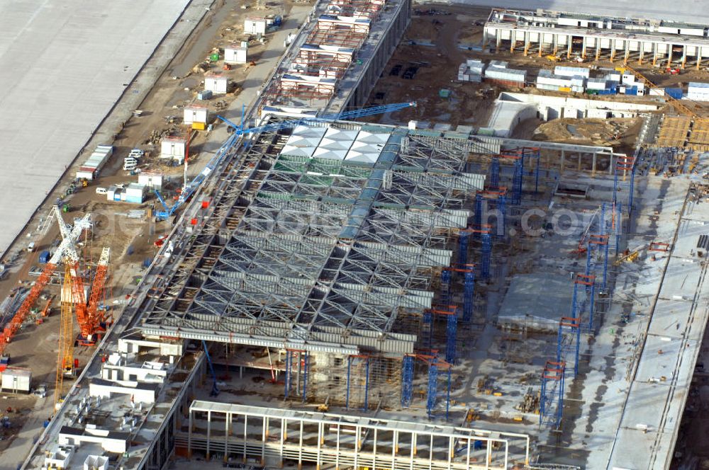 Aerial photograph Schönefeld - Blick auf die Baustelle des neuen Fern- und S-Bahnhofes der Deutschen Bahn sowie das neue Terminal mit Vorfeld auf der Großbaustelle BBI (SXF) Flughafen Berlin-Schönefeld. Ausführende Firmen: Hochtief AG; EUROVIA Beton; PORR; BERGER Bau; Karl Weiss; Matthai; Schäler Bau Berlin GmbH; STRABAG; MAX BÖGL