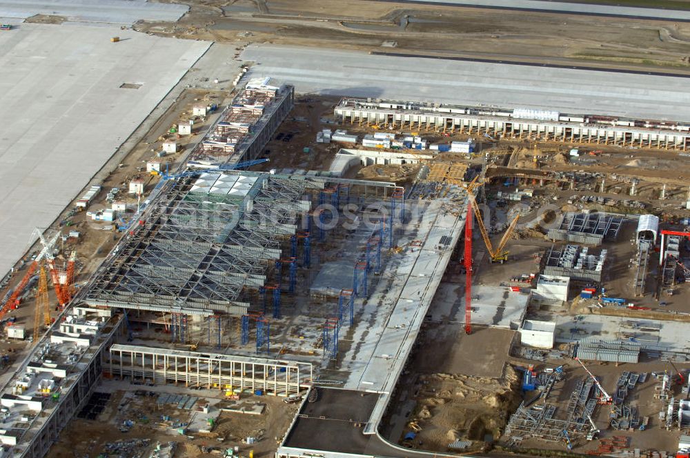 Schönefeld from above - Blick auf die Baustelle des neuen Fern- und S-Bahnhofes der Deutschen Bahn sowie das neue Terminal mit Vorfeld auf der Großbaustelle BBI (SXF) Flughafen Berlin-Schönefeld. Ausführende Firmen: Hochtief AG; EUROVIA Beton; PORR; BERGER Bau; Karl Weiss; Matthai; Schäler Bau Berlin GmbH; STRABAG; MAX BÖGL