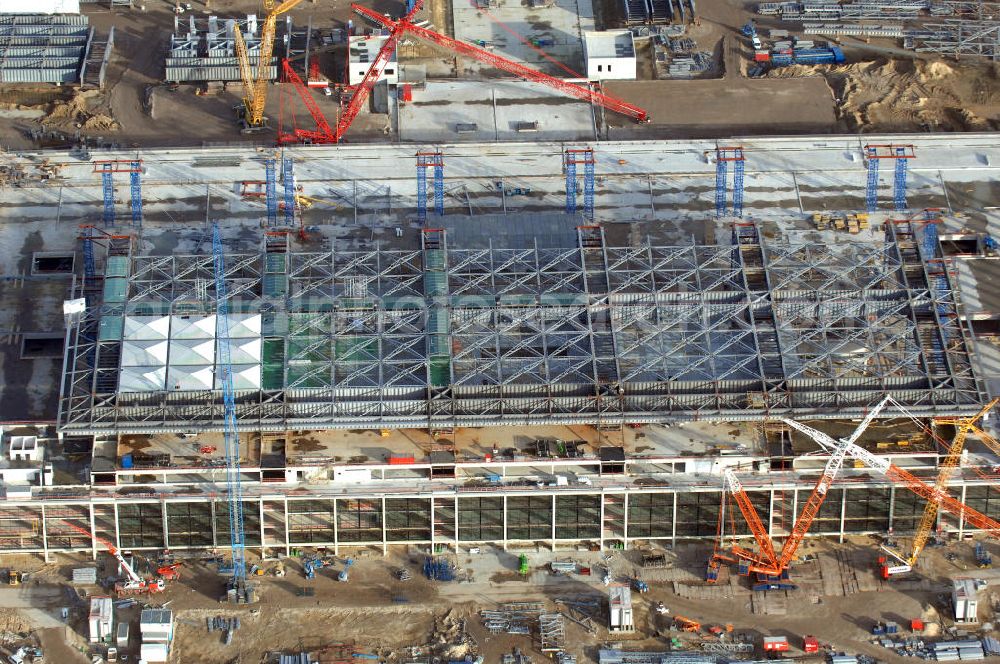 Schönefeld from the bird's eye view: Blick auf die Baustelle des neuen Fern- und S-Bahnhofes der Deutschen Bahn sowie das neue Terminal mit Vorfeld auf der Großbaustelle BBI (SXF) Flughafen Berlin-Schönefeld. Ausführende Firmen: Hochtief AG; EUROVIA Beton; PORR; BERGER Bau; Karl Weiss; Matthai; Schäler Bau Berlin GmbH; STRABAG; MAX BÖGL