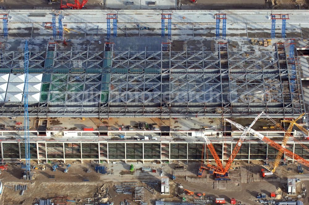 Aerial image Schönefeld - Blick auf die Baustelle des neuen Fern- und S-Bahnhofes der Deutschen Bahn sowie das neue Terminal mit Vorfeld auf der Großbaustelle BBI (SXF) Flughafen Berlin-Schönefeld. Ausführende Firmen: Hochtief AG; EUROVIA Beton; PORR; BERGER Bau; Karl Weiss; Matthai; Schäler Bau Berlin GmbH; STRABAG; MAX BÖGL