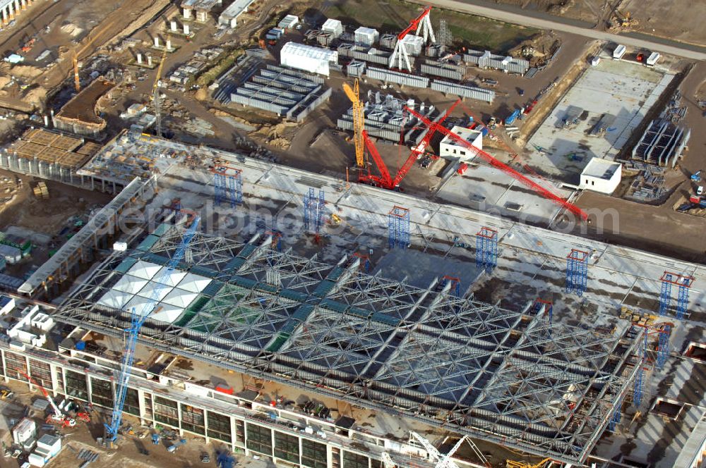 Schönefeld from above - Blick auf die Baustelle des neuen Fern- und S-Bahnhofes der Deutschen Bahn sowie das neue Terminal mit Vorfeld auf der Großbaustelle BBI (SXF) Flughafen Berlin-Schönefeld. Ausführende Firmen: Hochtief AG; EUROVIA Beton; PORR; BERGER Bau; Karl Weiss; Matthai; Schäler Bau Berlin GmbH; STRABAG; MAX BÖGL