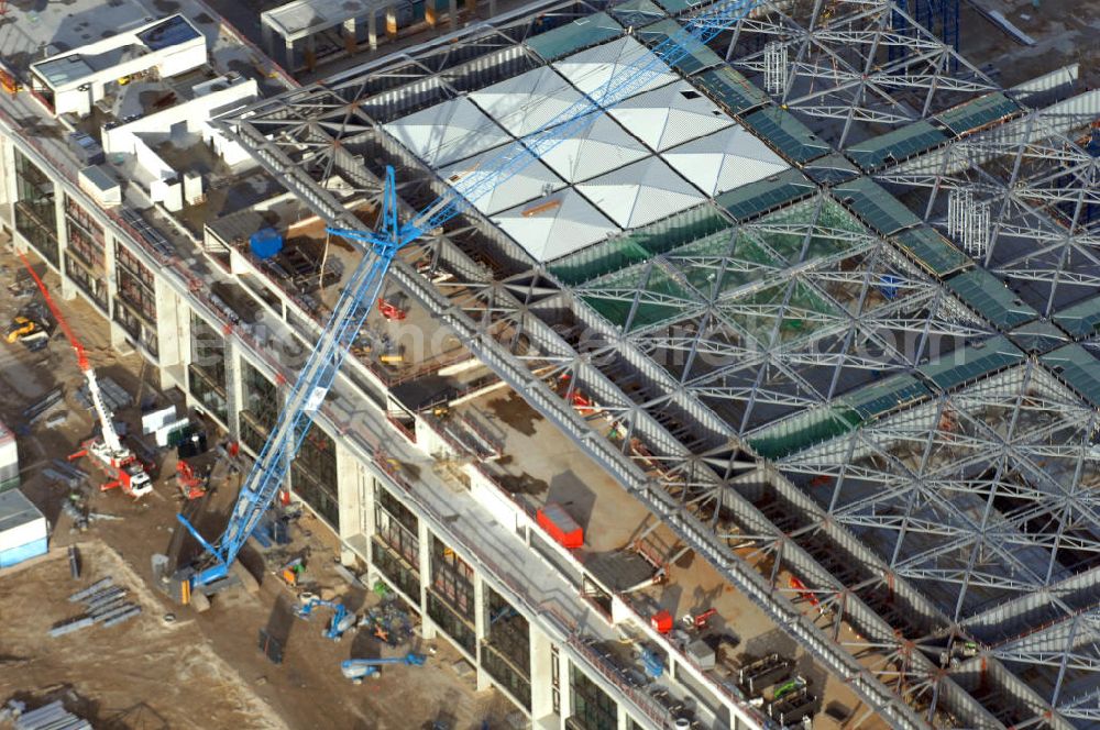 Aerial image Schönefeld - Blick auf die Baustelle des neuen Fern- und S-Bahnhofes der Deutschen Bahn sowie das neue Terminal mit Vorfeld auf der Großbaustelle BBI (SXF) Flughafen Berlin-Schönefeld. Ausführende Firmen: Hochtief AG; EUROVIA Beton; PORR; BERGER Bau; Karl Weiss; Matthai; Schäler Bau Berlin GmbH; STRABAG; MAX BÖGL