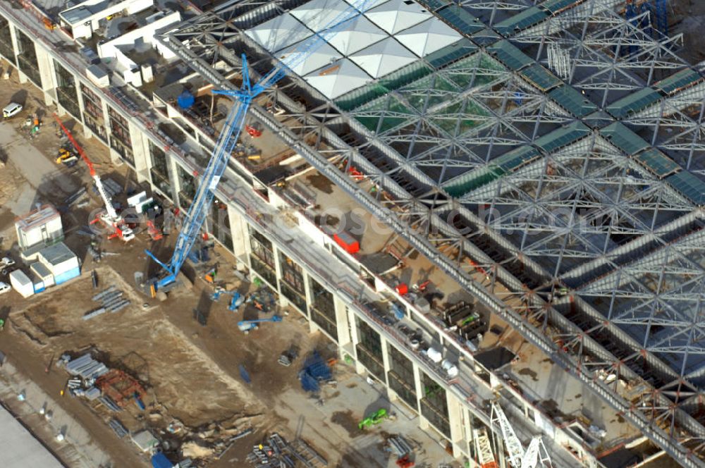 Aerial photograph Schönefeld - Blick auf die Baustelle des neuen Fern- und S-Bahnhofes der Deutschen Bahn sowie das neue Terminal mit Vorfeld auf der Großbaustelle BBI (SXF) Flughafen Berlin-Schönefeld. Ausführende Firmen: Hochtief AG; EUROVIA Beton; PORR; BERGER Bau; Karl Weiss; Matthai; Schäler Bau Berlin GmbH; STRABAG; MAX BÖGL