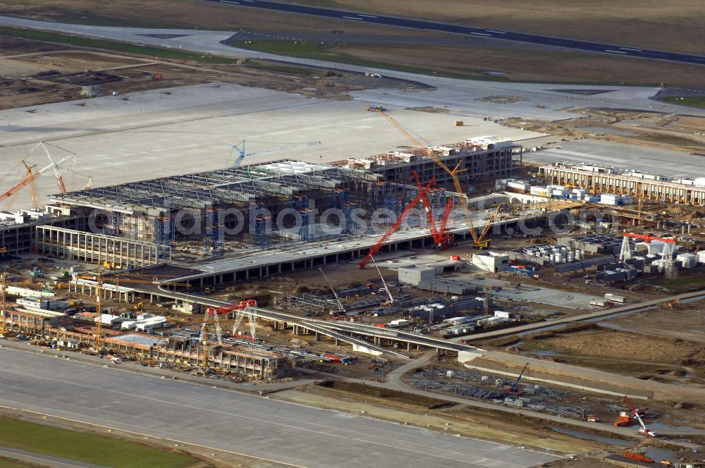 Schönefeld from above - Blick auf die Baustelle des neuen Fern- und S-Bahnhofes der Deutschen Bahn sowie das neue Terminal mit Vorfeld auf der Großbaustelle BBI (SXF) Flughafen Berlin-Schönefeld. Ausführende Firmen: Hochtief AG; EUROVIA Beton; PORR; BERGER Bau; Karl Weiss; Matthai; Schäler Bau Berlin GmbH; STRABAG; MAX BÖGL