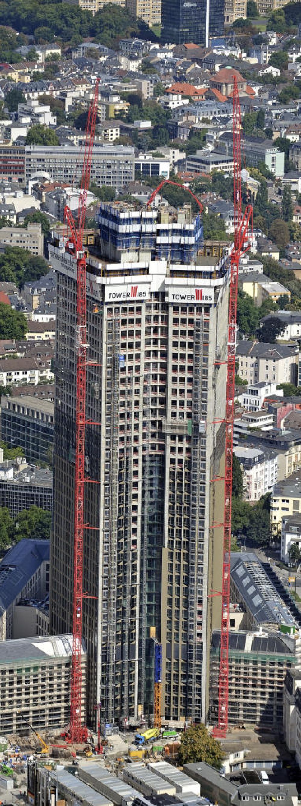 Aerial photograph Frankfurt am Main - Blick auf die Baustelle des Tower 185 , dem derzeit höchstem, in Deutschland im Bau befindlichen Wolkenkratzer. Bauherr ist die Vivico Real Estate. Die Wirtschaftsprüfungsgesellschaft PricewaterhouseCoopers (PwC) hat bereits vor Baubeginn 60.000 Quadratmeter von insgesamt rund 90.000 Quadratmeter Bürofläche langfristig angemietet und wird hier ihre neue Deutschland-Zentrale beziehen. Den Entwurf für den Tower 185 lieferte der Frankfurter Architekt Christoph Mäckler. Er sieht ein hufeisenförmig angelegtes Sockelgebäude vor, aus dem sich die beiden Hochhaushälften mit einer Aluminium-Glas-Fassade erheben. View of the construction site of Tower 185, currently the highest skyscraper in Germany under construction. Owner is the Vivico real estate.