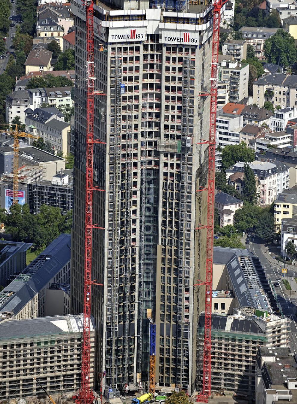 Frankfurt am Main from the bird's eye view: Blick auf die Baustelle des Tower 185 , dem derzeit höchstem, in Deutschland im Bau befindlichen Wolkenkratzer. Bauherr ist die Vivico Real Estate. Die Wirtschaftsprüfungsgesellschaft PricewaterhouseCoopers (PwC) hat bereits vor Baubeginn 60.000 Quadratmeter von insgesamt rund 90.000 Quadratmeter Bürofläche langfristig angemietet und wird hier ihre neue Deutschland-Zentrale beziehen. Den Entwurf für den Tower 185 lieferte der Frankfurter Architekt Christoph Mäckler. Er sieht ein hufeisenförmig angelegtes Sockelgebäude vor, aus dem sich die beiden Hochhaushälften mit einer Aluminium-Glas-Fassade erheben. View of the construction site of Tower 185, currently the highest skyscraper in Germany under construction. Owner is the Vivico real estate.