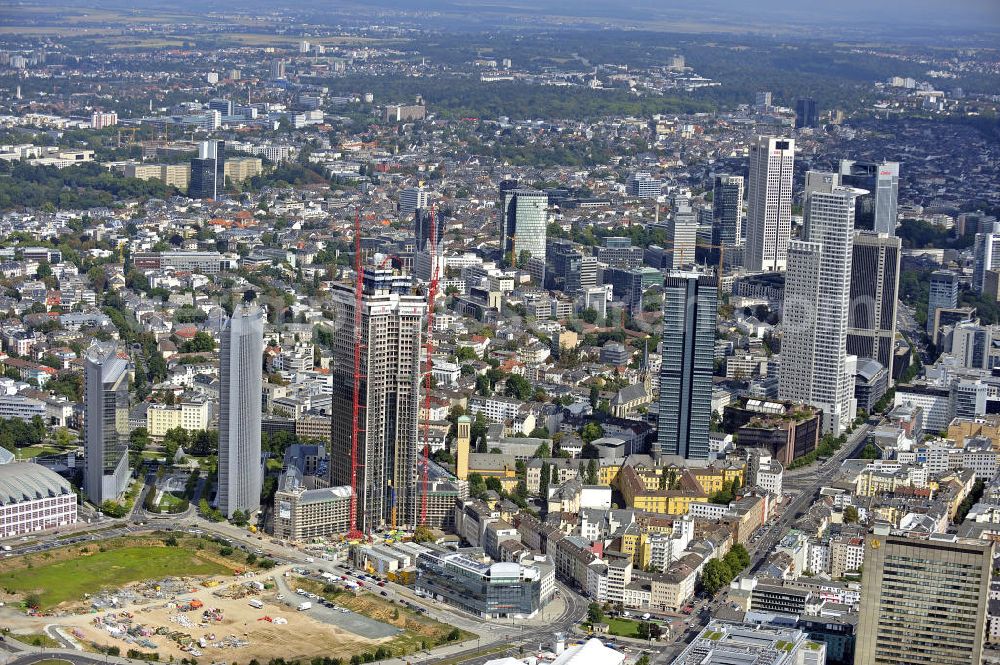 Aerial image Frankfurt am Main - Blick auf die Baustelle des Tower 185 , dem derzeit höchstem, in Deutschland im Bau befindlichen Wolkenkratzer. Bauherr ist die Vivico Real Estate. Die Wirtschaftsprüfungsgesellschaft PricewaterhouseCoopers (PwC) hat bereits vor Baubeginn 60.000 Quadratmeter von insgesamt rund 90.000 Quadratmeter Bürofläche langfristig angemietet und wird hier ihre neue Deutschland-Zentrale beziehen. Den Entwurf für den Tower 185 lieferte der Frankfurter Architekt Christoph Mäckler. Er sieht ein hufeisenförmig angelegtes Sockelgebäude vor, aus dem sich die beiden Hochhaushälften mit einer Aluminium-Glas-Fassade erheben. View of the construction site of Tower 185, currently the highest skyscraper in Germany under construction. Owner is the Vivico real estate.