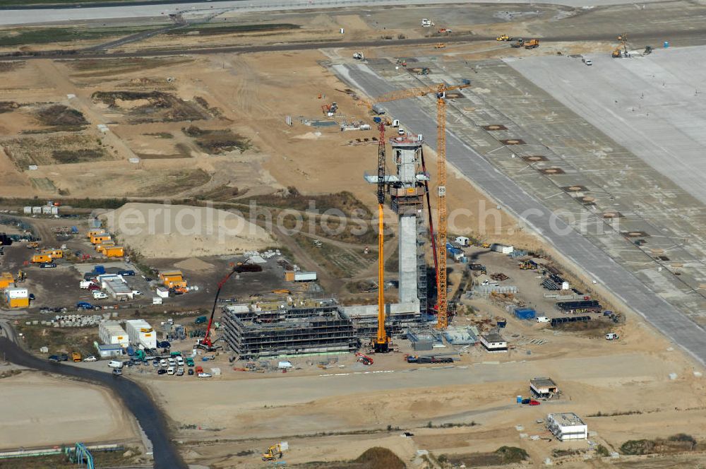 Aerial photograph Schönefeld - Blick auf die Baustelle des neuen Tower auf der Großbaustelle BBI (SXF) Flughafen Berlin - Schönefeld. Ausführende Firmen: Hochtief AG; EUROVIA Beton; PORR; BERGER Bau; Kark Weiss; Matthai; Schäler Bau Berlin GmbH; STRABAG; MAX BÖGL