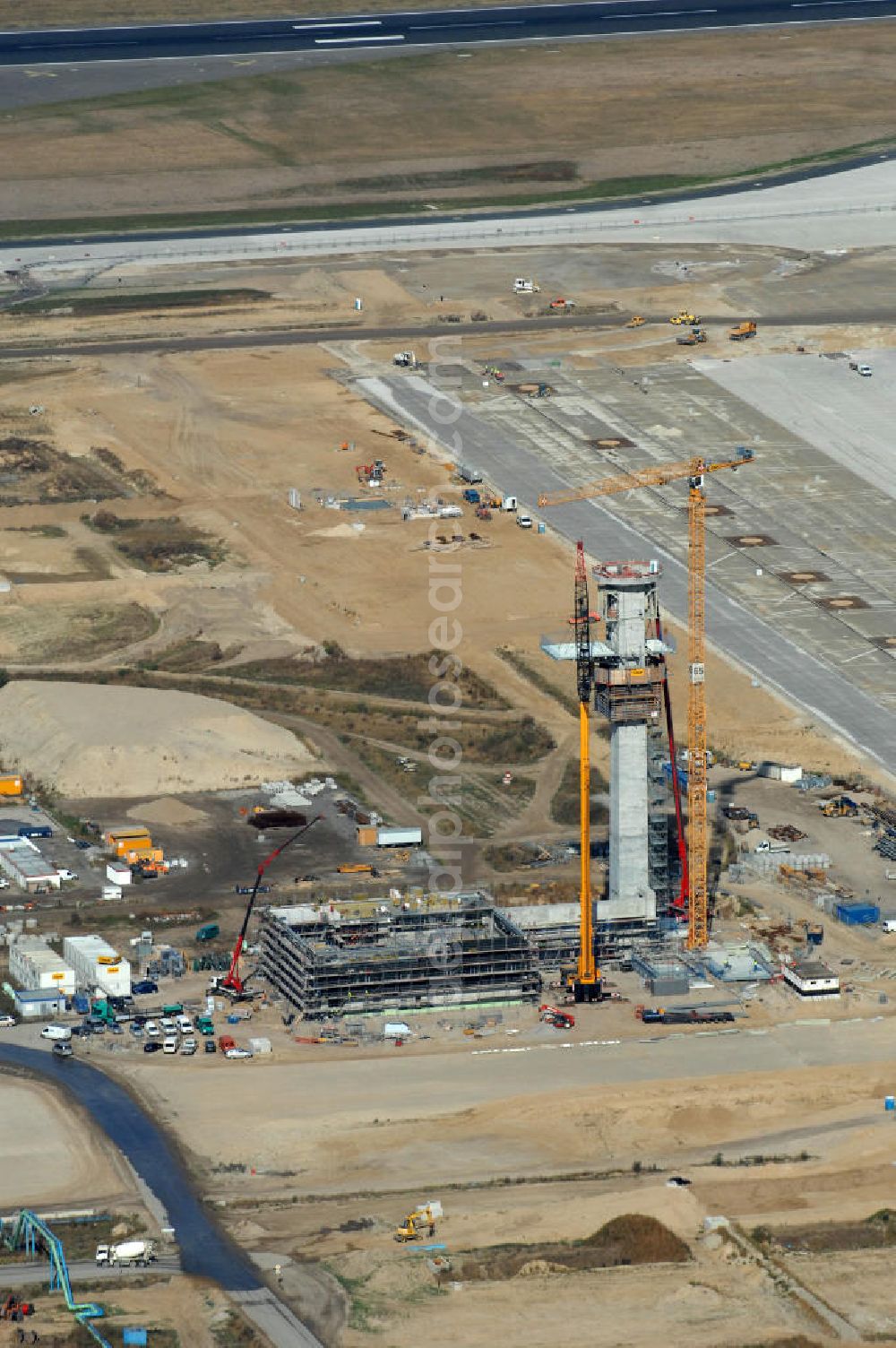 Schönefeld from above - Blick auf die Baustelle des neuen Tower auf der Großbaustelle BBI (SXF) Flughafen Berlin - Schönefeld. Ausführende Firmen: Hochtief AG; EUROVIA Beton; PORR; BERGER Bau; Kark Weiss; Matthai; Schäler Bau Berlin GmbH; STRABAG; MAX BÖGL