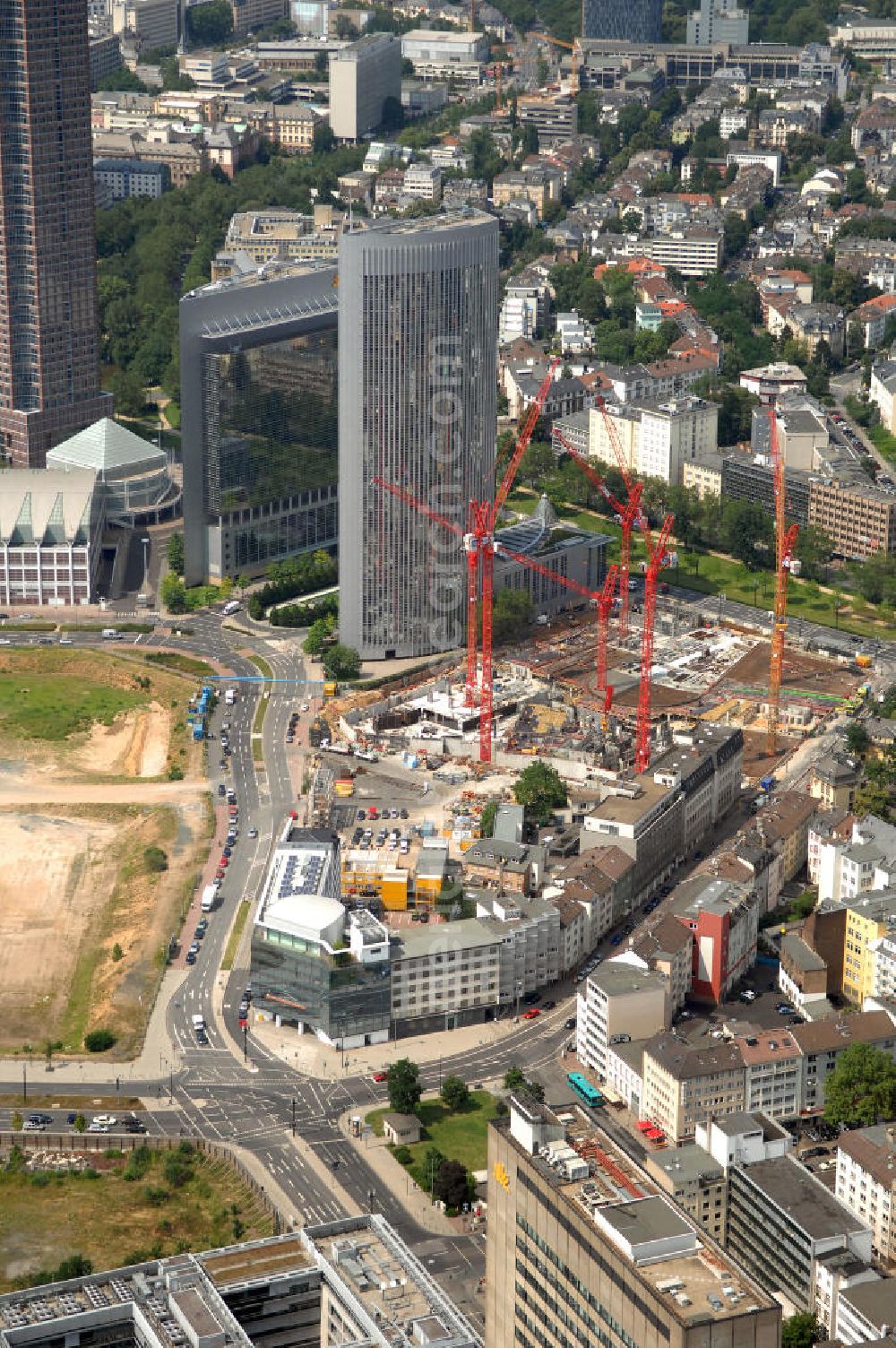 Aerial image Frankfurt am Main - Blick auf die Baustelle des Tower 185 und die Kastor und Pollux-Hochhäuser im Stadtzentrum von Frankfurt am Main in Hessen. Auf der Friedrich-Ebert-Anlage entsteht bis voraussichtlich Ende 2011 ein 186 Meter hoher Bürohaus-Neubau. Bauherr: Vivico Real Estate, Jörg Werner, Hedderichstraße 55-57, 60594 Frankfurt / Main, +49 (0) 69 76 80 67 24,