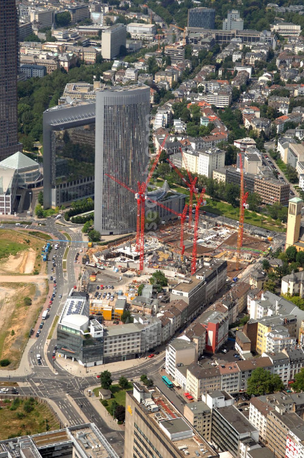 Aerial photograph Frankfurt am Main - Blick auf die Baustelle des Tower 185 und die Kastor und Pollux-Hochhäuser im Stadtzentrum von Frankfurt am Main in Hessen. Auf der Friedrich-Ebert-Anlage entsteht bis voraussichtlich Ende 2011 ein 186 Meter hoher Bürohaus-Neubau. Bauherr: Vivico Real Estate, Jörg Werner, Hedderichstraße 55-57, 60594 Frankfurt / Main, +49 (0) 69 76 80 67 24,