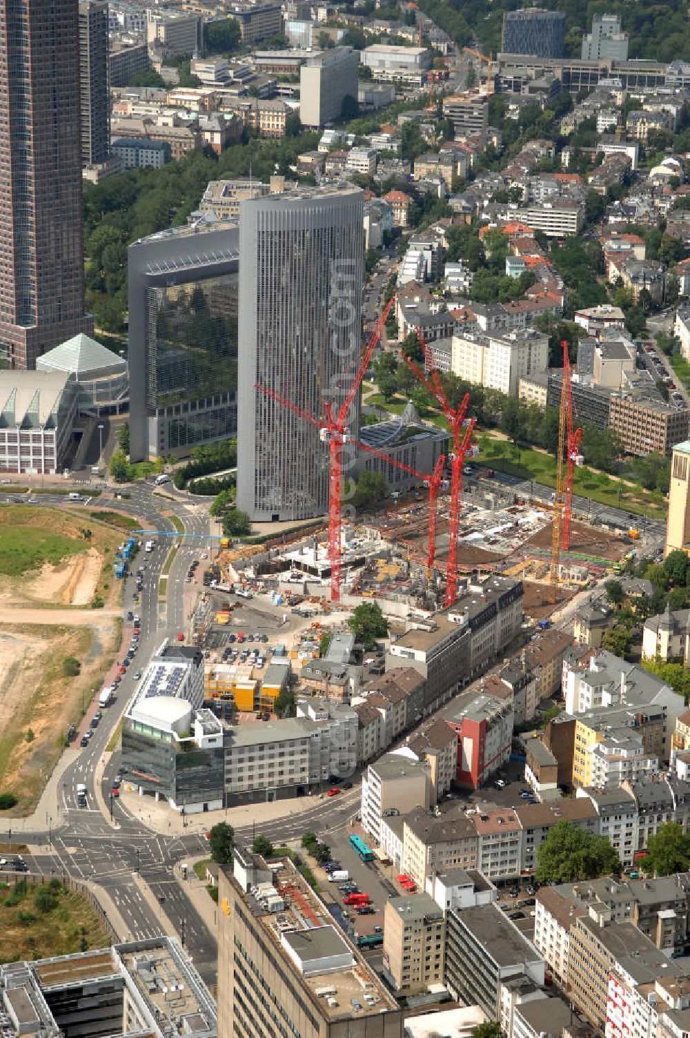 Frankfurt am Main from above - Blick auf die Baustelle des Tower 185 und die Kastor und Pollux-Hochhäuser im Stadtzentrum von Frankfurt am Main in Hessen. Auf der Friedrich-Ebert-Anlage entsteht bis voraussichtlich Ende 2011 ein 186 Meter hoher Bürohaus-Neubau. Bauherr: Vivico Real Estate, Jörg Werner, Hedderichstraße 55-57, 60594 Frankfurt / Main, +49 (0) 69 76 80 67 24,