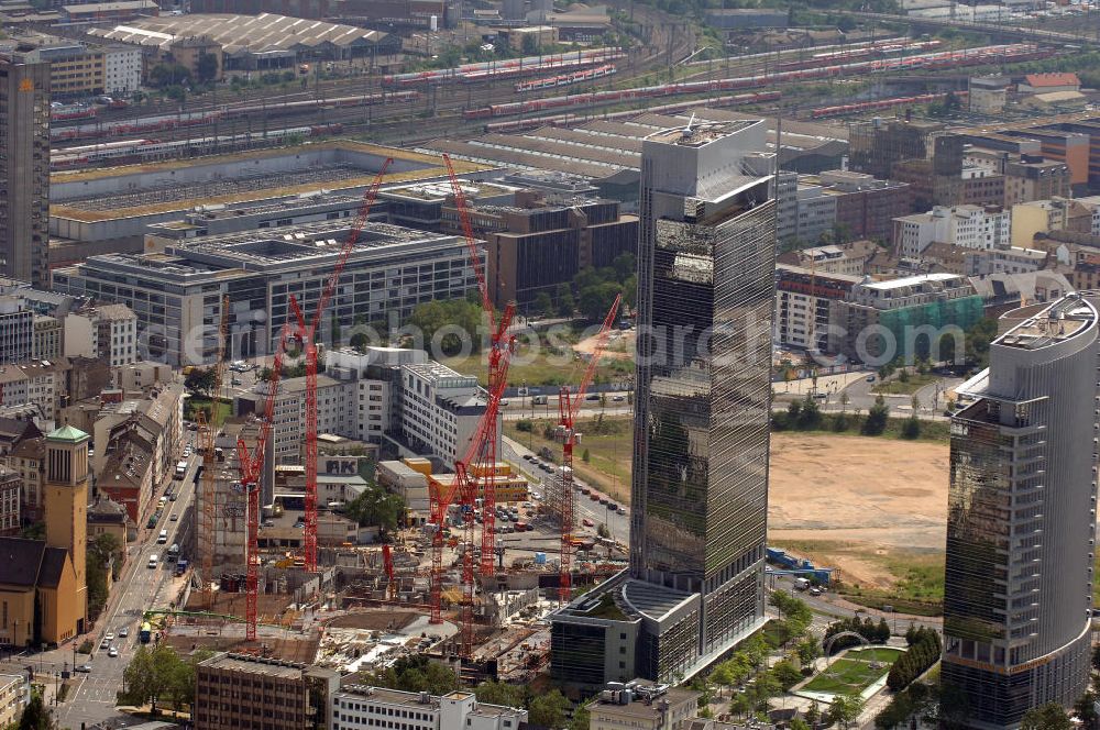 Frankfurt am Main from the bird's eye view: Blick auf die Baustelle des Tower 185 und die Kastor und Pollux-Hochhäuser im Stadtzentrum von Frankfurt am Main in Hessen. Auf der Friedrich-Ebert-Anlage entsteht bis voraussichtlich Ende 2011 ein 186 Meter hoher Bürohaus-Neubau. Bauherr: Vivico Real Estate, Jörg Werner, Hedderichstraße 55-57, 60594 Frankfurt / Main, +49 (0) 69 76 80 67 24,