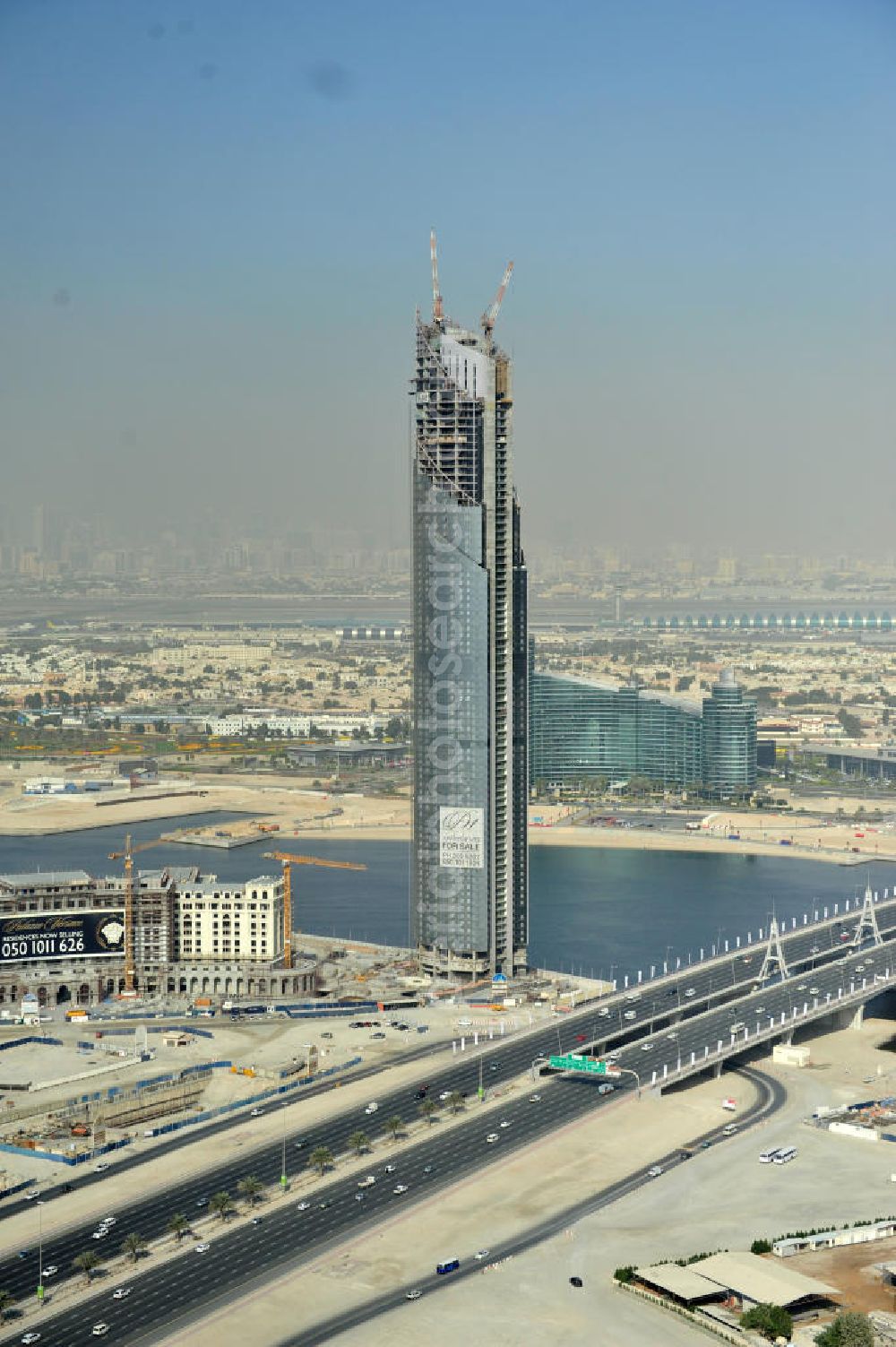 Aerial photograph Dubai - Blick auf die Baustelle des D1 Tower in Dubai. Das Gebäude soll auf 80 Stockwerken Luxusapartments, eine Gäste-Lounge, ein Hallenbad und eine Turnhalle beherbergen. Die Fertigstellung ist zu 2014 geplant. Das Palazzo Versace bietet nach seiner Fertigstellung 169 luxuriöse Eigentumswohnungen und 214 Hotelzimmer und Suiten an. View of the construction site of the D1 Tower in Dubai. The building will be shelter luxury apartments, a lounge for guests, a indoor swimming pool and gym on its 80 stories. It will be fnished in 2014. The Palazzo Versace will offer 169 luxury owner-occupied flats, 214 hotel rooms and suites.