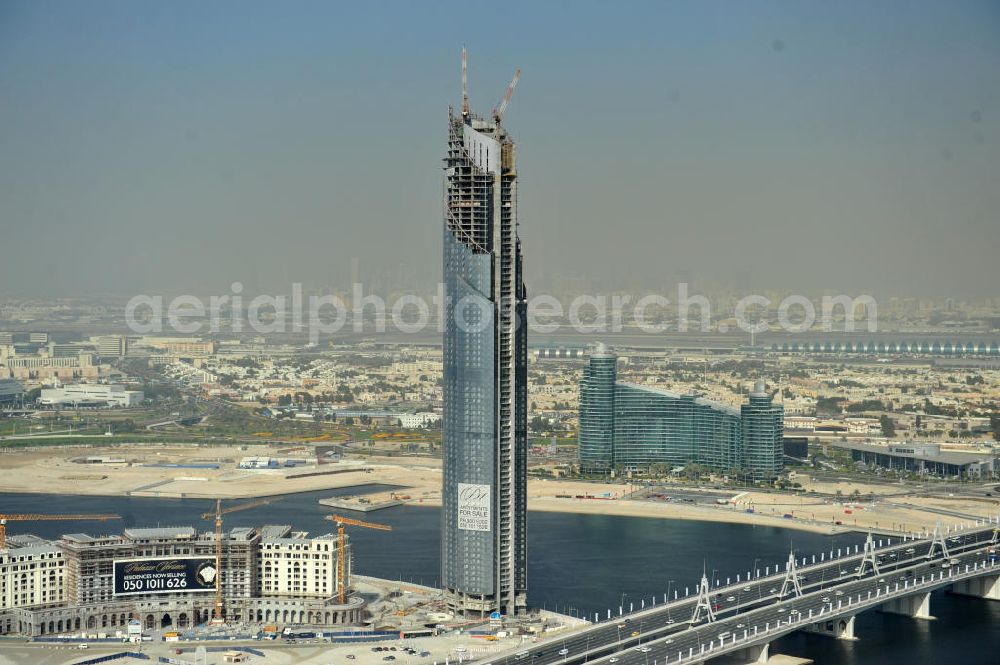 Dubai from above - Blick auf die Baustelle des D1 Tower in Dubai. Das Gebäude soll auf 80 Stockwerken Luxusapartments, eine Gäste-Lounge, ein Hallenbad und eine Turnhalle beherbergen. Die Fertigstellung ist zu 2014 geplant. Das Palazzo Versace bietet nach seiner Fertigstellung 169 luxuriöse Eigentumswohnungen und 214 Hotelzimmer und Suiten an. View of the construction site of the D1 Tower in Dubai. The building will be shelter luxury apartments, a lounge for guests, a indoor swimming pool and gym on its 80 stories. It will be fnished in 2014. The Palazzo Versace will offer 169 luxury owner-occupied flats, 214 hotel rooms and suites.