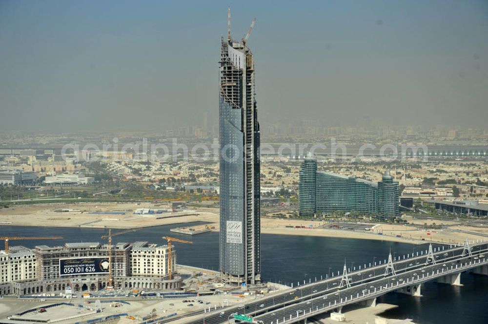 Dubai from the bird's eye view: Blick auf die Baustelle des D1 Tower in Dubai. Das Gebäude soll auf 80 Stockwerken Luxusapartments, eine Gäste-Lounge, ein Hallenbad und eine Turnhalle beherbergen. Die Fertigstellung ist zu 2014 geplant. Das Palazzo Versace bietet nach seiner Fertigstellung 169 luxuriöse Eigentumswohnungen und 214 Hotelzimmer und Suiten an. View of the construction site of the D1 Tower in Dubai. The building will be shelter luxury apartments, a lounge for guests, a indoor swimming pool and gym on its 80 stories. It will be fnished in 2014. The Palazzo Versace will offer 169 luxury owner-occupied flats, 214 hotel rooms and suites.