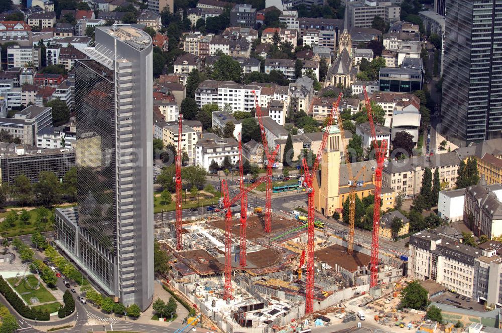 Frankfurt am Main from above - Blick auf die Baustelle des Tower 185 und das Pollux-Gebäude des Komplexes Forum Frankfurt im Stadtzentrum von Frankfurt am Main in Hessen. Auf der Friedrich-Ebert-Anlage entsteht bis voraussichtlich Ende 2011 ein 186 Meter hoher Bürohaus-Neubau. Bauherr: Vivico Real Estate, Jörg Werner, Hedderichstraße 55-57, 60594 Frankfurt / Main, +49 (0) 69 76 80 67 24,