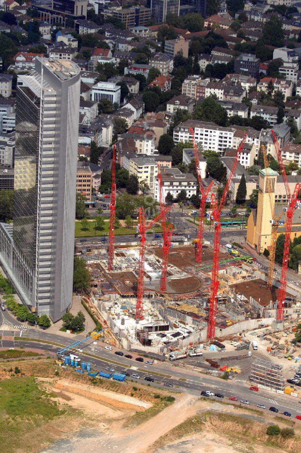 Aerial photograph Frankfurt am Main - Blick auf die Baustelle des Tower 185 und das Pollux-Gebäude des Komplexes Forum Frankfurt im Stadtzentrum von Frankfurt am Main in Hessen. Auf der Friedrich-Ebert-Anlage entsteht bis voraussichtlich Ende 2011 ein 186 Meter hoher Bürohaus-Neubau. Bauherr: Vivico Real Estate, Jörg Werner, Hedderichstraße 55-57, 60594 Frankfurt / Main, +49 (0) 69 76 80 67 24,