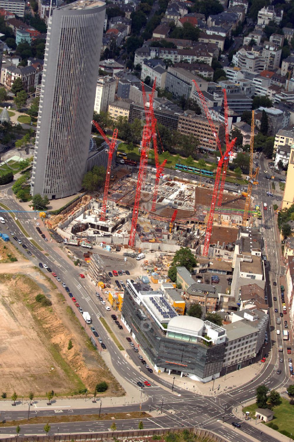 Frankfurt am Main from above - Blick auf die Baustelle des Tower 185 und das Pollux-Gebäude des Komplexes Forum Frankfurt im Stadtzentrum von Frankfurt am Main in Hessen. Auf der Friedrich-Ebert-Anlage entsteht bis voraussichtlich Ende 2011 ein 186 Meter hoher Bürohaus-Neubau. Bauherr: Vivico Real Estate, Jörg Werner, Hedderichstraße 55-57, 60594 Frankfurt / Main, +49 (0) 69 76 80 67 24,