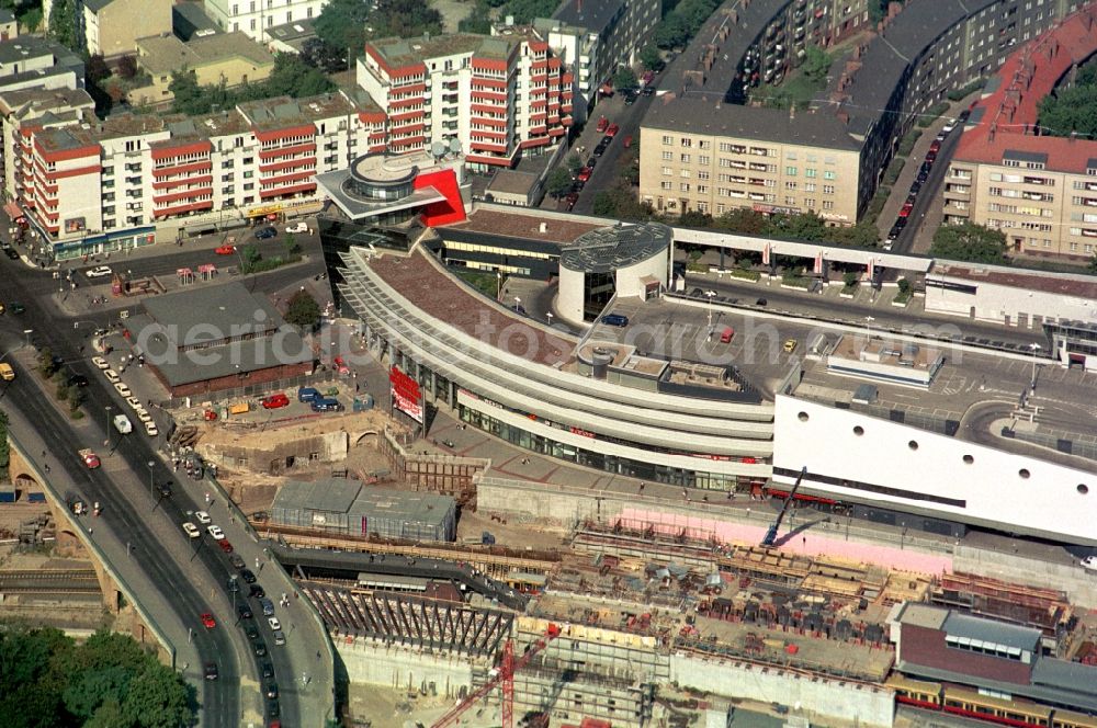 Berlin from the bird's eye view: Blick auf die Baustelle des Tunnelbahnhof Gesundbrunnen in Berlin- Wedding. Im Hintergrund des Bahnhofs der Deutschen Bahn ist das Gesundbrunnen-Center - Einkaufszentrum zu sehen.// View of the construction site of the tunnel station Gesundbrunnen in Berlin-Wedding.