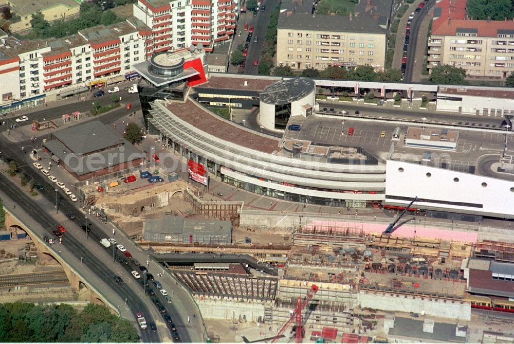 Aerial image Berlin - Blick auf die Baustelle des Tunnelbahnhof Gesundbrunnen in Berlin- Wedding. Im Hintergrund des Bahnhofs der Deutschen Bahn ist das Gesundbrunnen-Center - Einkaufszentrum zu sehen.// View of the construction site of the tunnel station Gesundbrunnen in Berlin-Wedding.