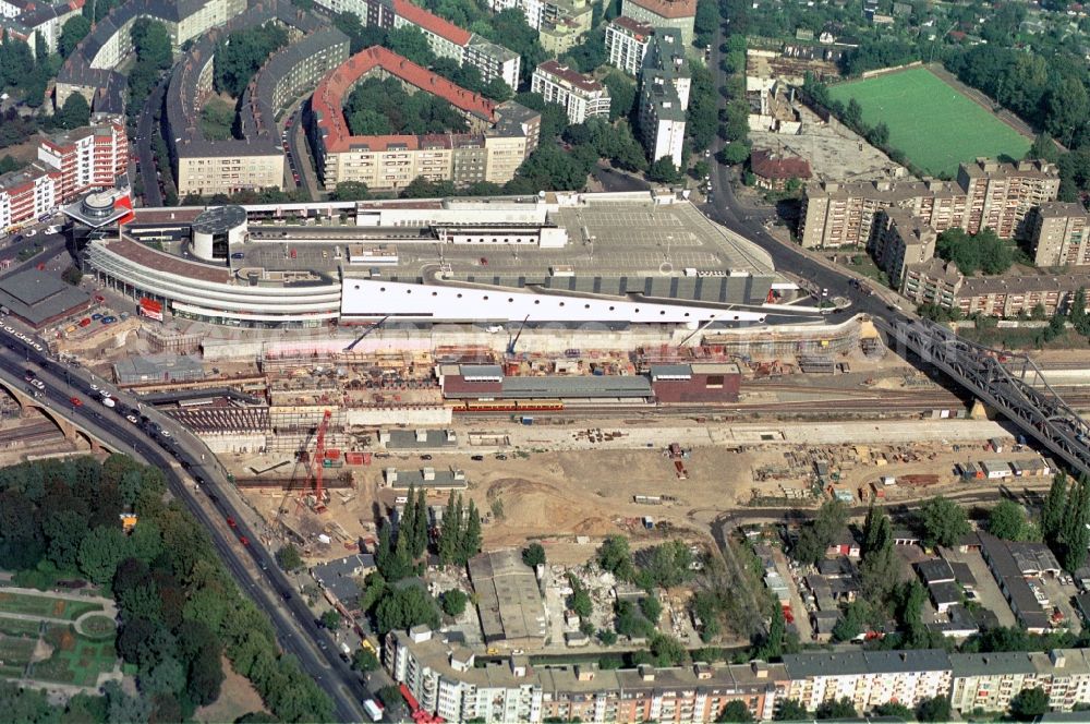 Aerial photograph Berlin - Blick auf die Baustelle des Tunnelbahnhof Gesundbrunnen in Berlin- Wedding. Im Hintergrund des Bahnhofs der Deutschen Bahn ist das Gesundbrunnen-Center - Einkaufszentrum zu sehen.// View of the construction site of the tunnel station Gesundbrunnen in Berlin-Wedding.