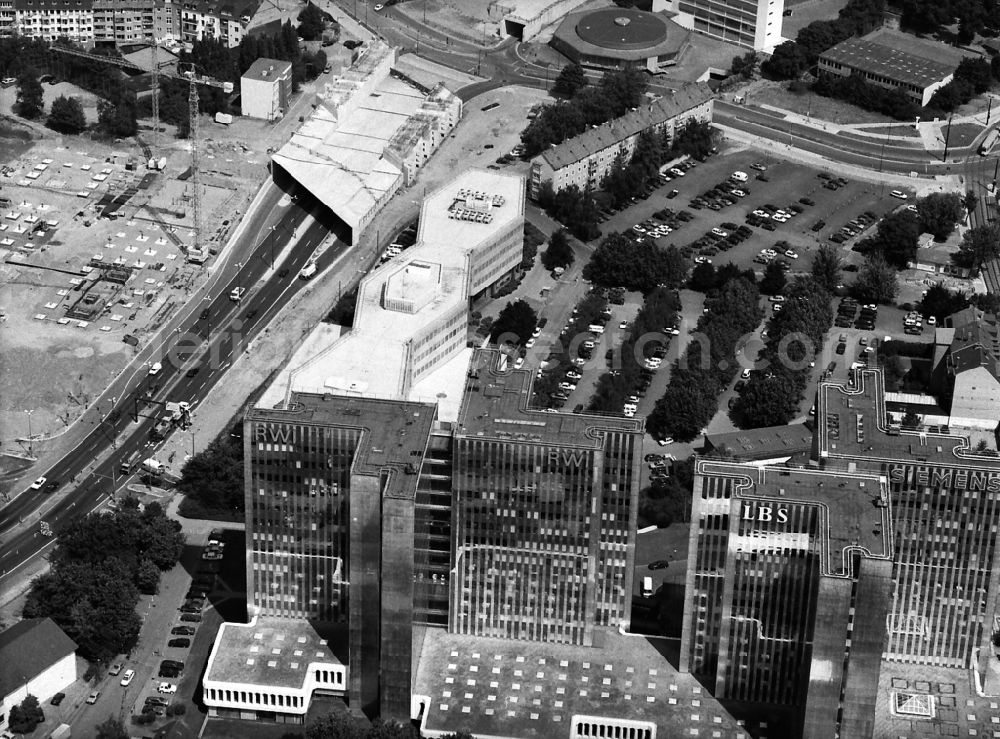 Düsseldorf from the bird's eye view: Construction site with tunnel guide for the route of Rheinufertunnel in Duesseldorf in the state North Rhine-Westphalia, Germany