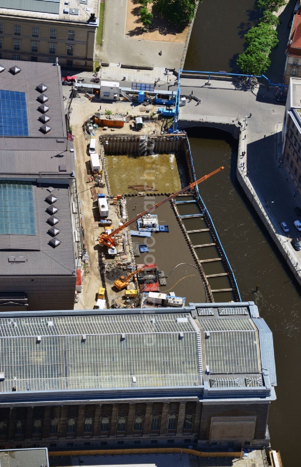 Aerial photograph Berlin - Construction site at the riverside for a new entrance building to the Museum Island in Berlin