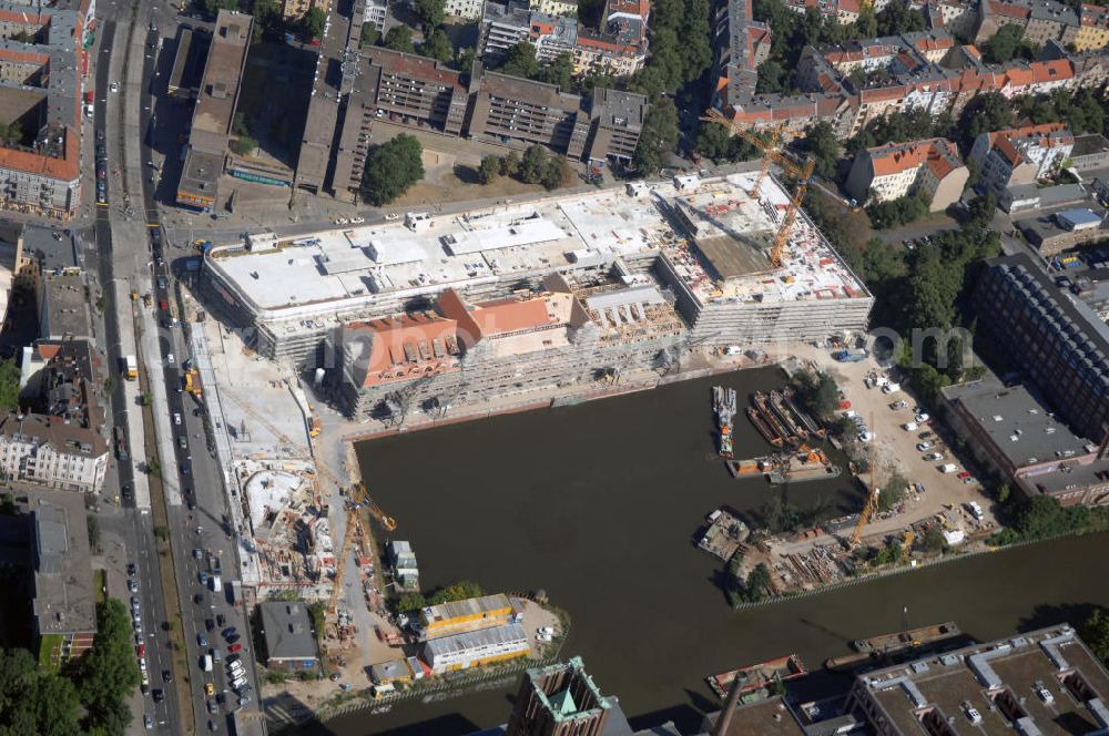 Aerial photograph Berlin - Blick auf die Baustelle vom Umbau Hafen Tempelhof am Ullsteinhaus. Der Tempelhofer Hafen entstand 1906 zusammen mit dem Teltowkanal. Zwei Jahre später kam der Speicher hinzu, eine der ersten Stahlbetonbauten in Deutschland. Im Krieg wurde das Gebäude schwer zerstört. Nach dem Wiederaufbau lagerte dort ein Teil der Lebensmittel-Reserve für West-Berlin. Bis zum Herbst 2008 sollen neben einer Einzelhandelsfläche von knapp 20 000 Quadratmetern und eine Fläche von etwa 10000 Quadratmeter für Unterhaltung, Grünflächen und Flanierwege entstehen. Hierfür wird der alte Speicher von einem Neubau flankiert. Etwa 70 Geschäfte haben in beiden Gebäuden Platz. Auf dem Dach des Neubaus entstehen 600 Parkplätze. Der Hafen selbst bleibt exklusiv Fußgängern und Freizeitkapitänen vorbehalten. Adresse: Ordensmeisterstraße, 12099 Berlin-Tempelhof; Kontakt Architekt: REM+tec Architekten, Gesellschaft für Projektentwicklung und Denkmalschutz mbH, Kurfürstenstraße 132, 10785 Berlin,Tel. 030 264767-70, Fax 030 264767-47, info@remtec.eu,